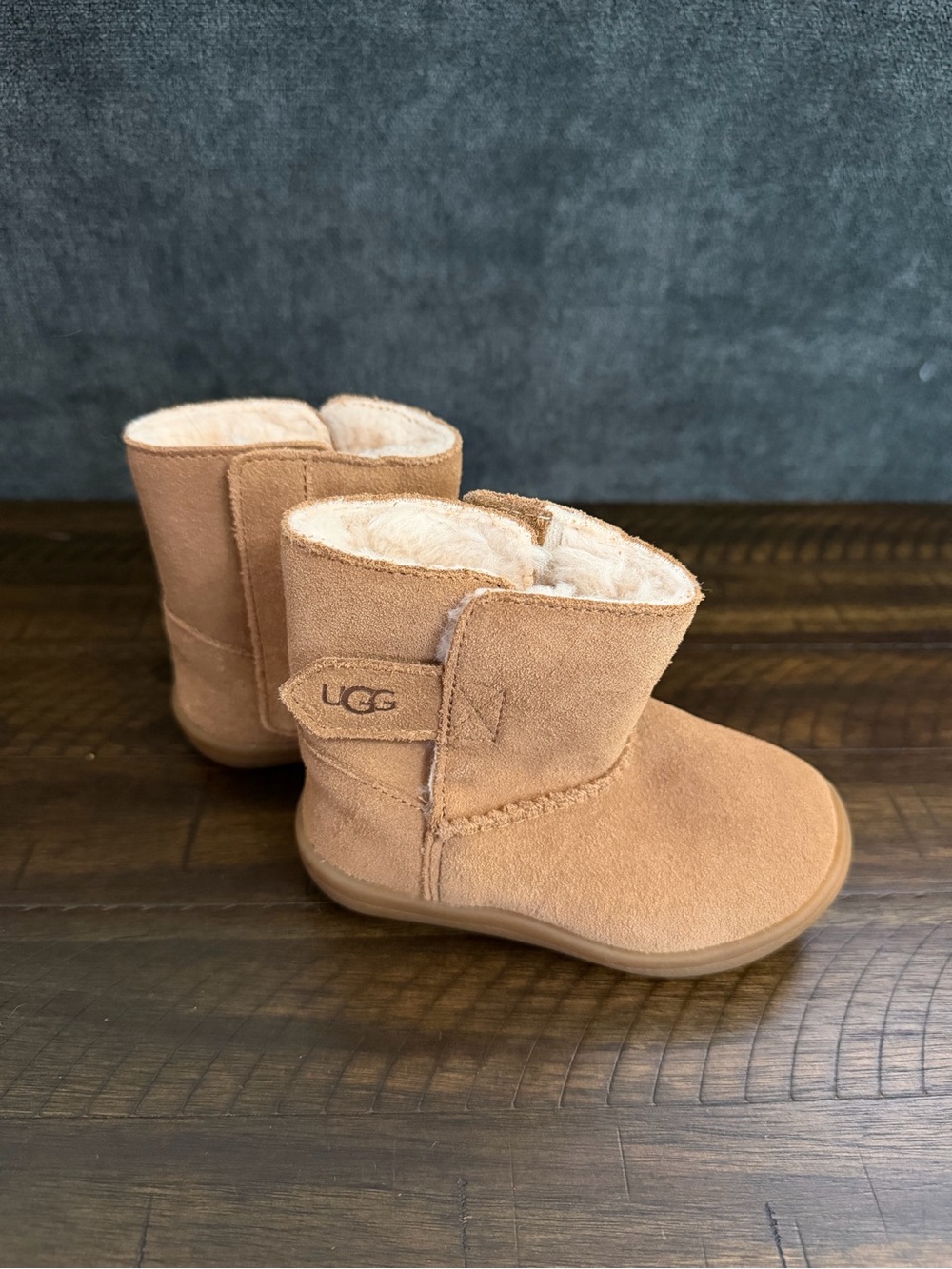 UGG Kids Suede Shearling-Lined Boot - Chestnut Tan